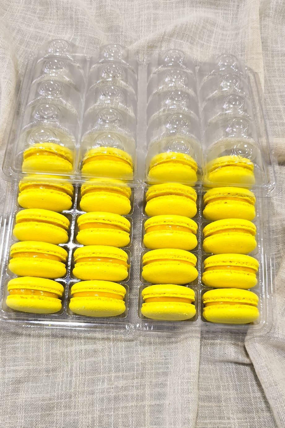 MACARON AMARELO - MARACUJÁ - 20 UNIDADES - Imagem 2